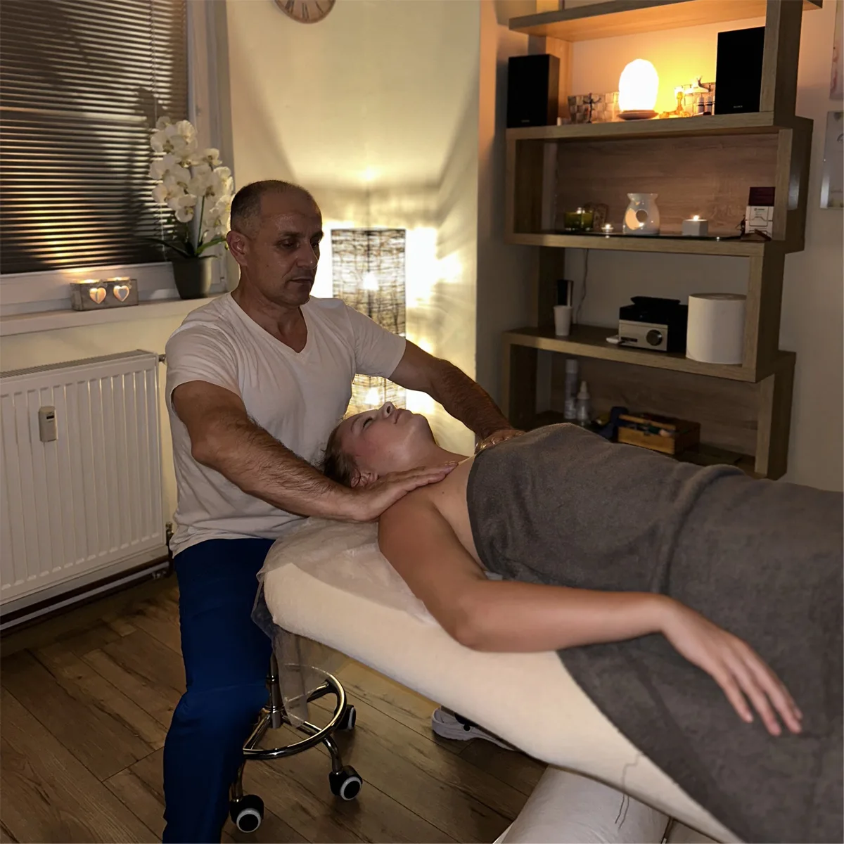 Masér vykonáva Klasickú masáž na klientovi.